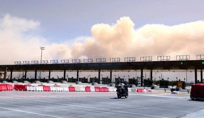 Φωτιά σε λεωφορείο στην Αττική οδό – Κυκλοφοριακό κομφούζιο